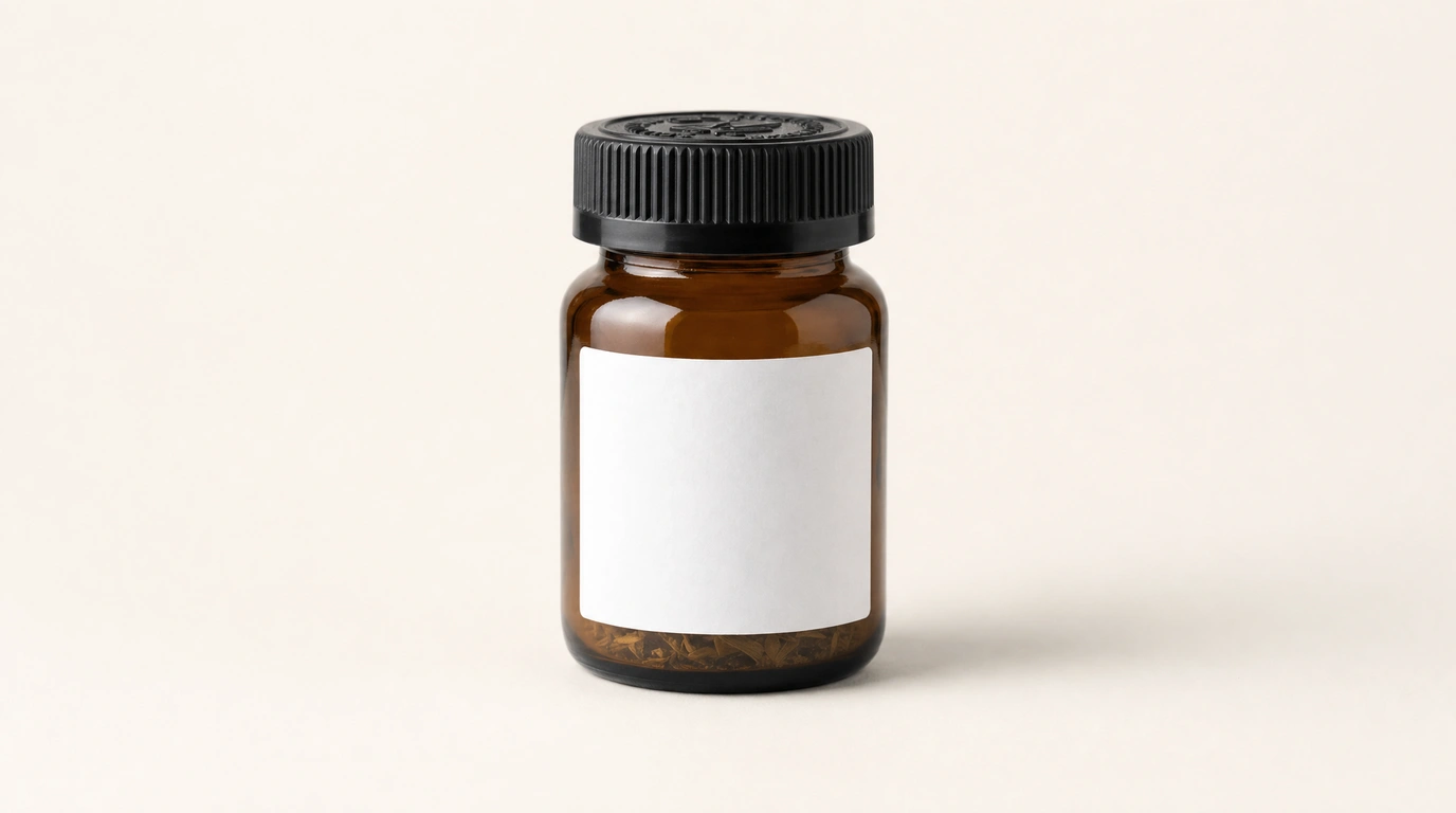 Braunes Apothekerglas mit schwarzem Schraubdeckel zur lichtgeschützten Lagerung von Cannabisblüten.